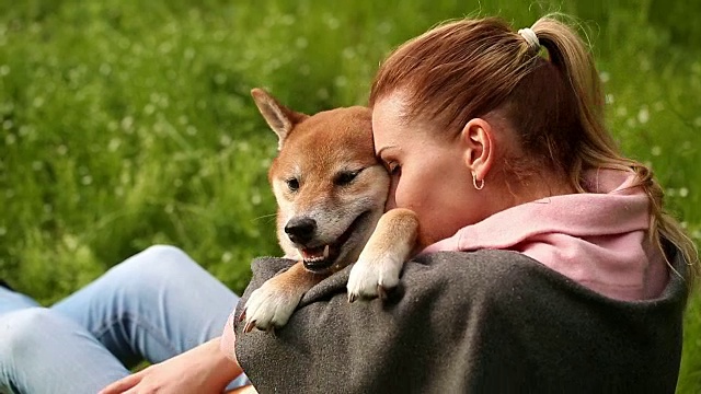 女孩和狗狗柴犬拥抱视频素材