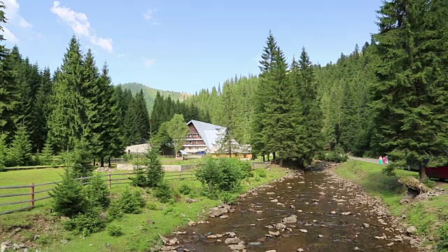 乌克兰喀尔巴阡山区河流附近森林中的小屋视频素材