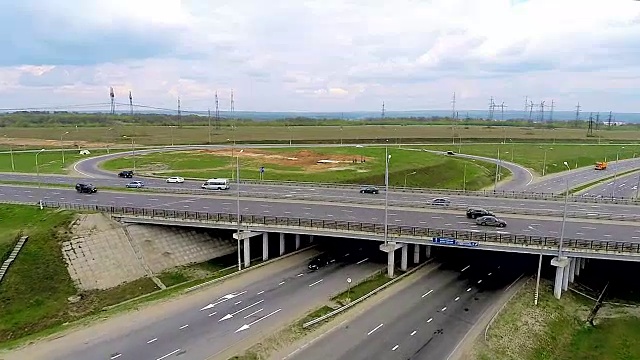 鸟瞰图一个公路，高速公路，高速公路，城市城市交通交汇处视频素材