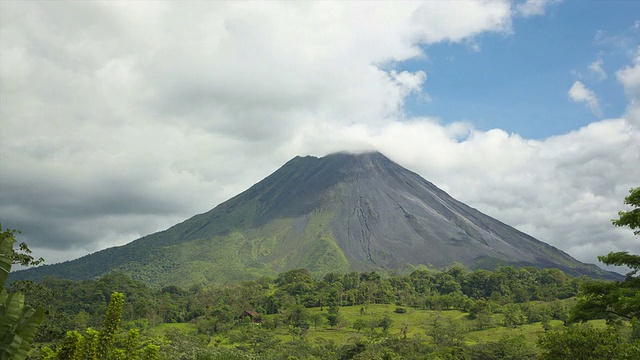 阿里纳斯火山周围的云层视频下载