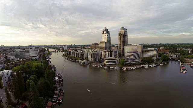 鸟瞰图阿姆斯特丹城市的河流天际线视频素材