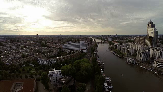 鸟瞰图阿姆斯特丹城市的河流天际线视频下载