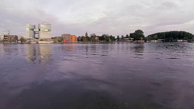 鸟瞰图阿姆斯特丹城市的河流天际线视频素材