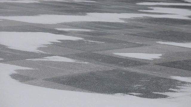 雪花在石板上飘动视频素材