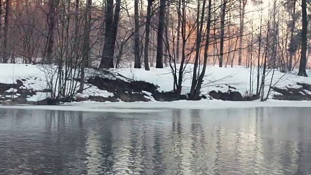 冬天的河。冬季河与雾的全景。冬天的背景视频素材