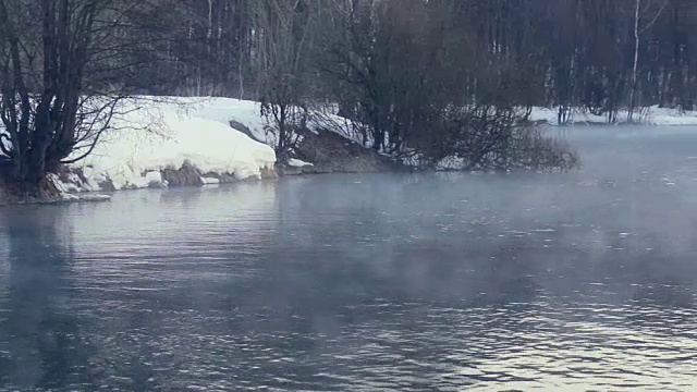 冬天的场景。冬天的河上有雾。森林河在冬天。有雾的早晨视频素材