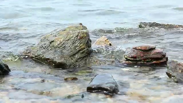 海浪撞击岩石视频素材