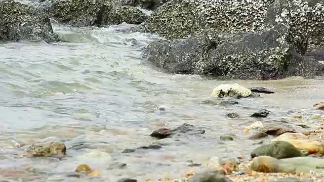 海浪撞击岩石视频素材