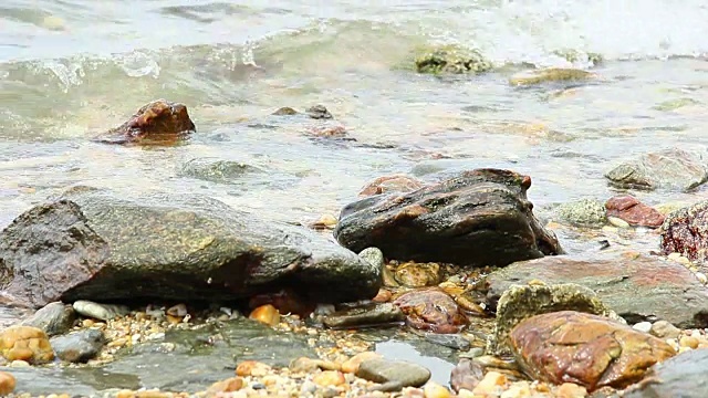 海浪撞击岩石视频素材