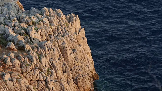 位于法国里维埃拉的费拉角的地中海和岩石视频素材