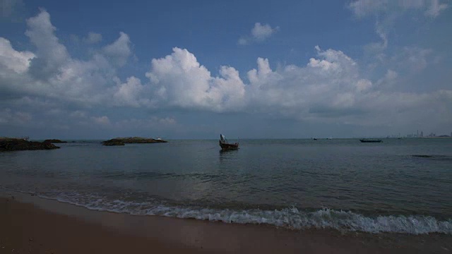 时间流逝美丽的海滩景色与渔船视频素材