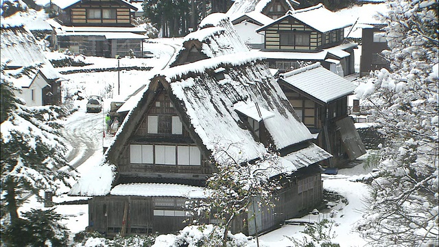 在日本，积雪覆盖着a型结构的gassho zukuri房屋的屋顶。视频素材