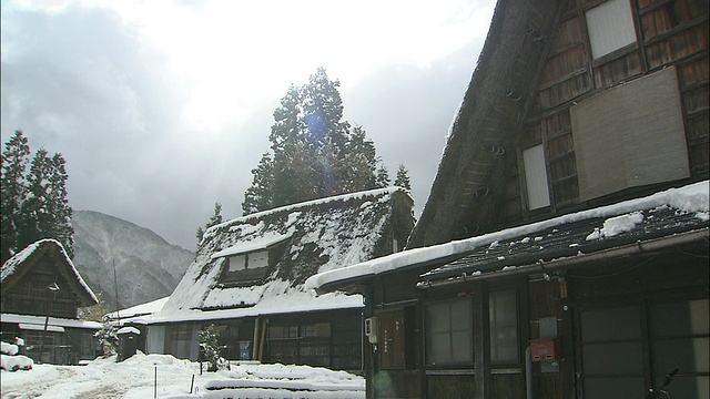 在日本，雪覆盖了a型房屋的屋顶。视频素材