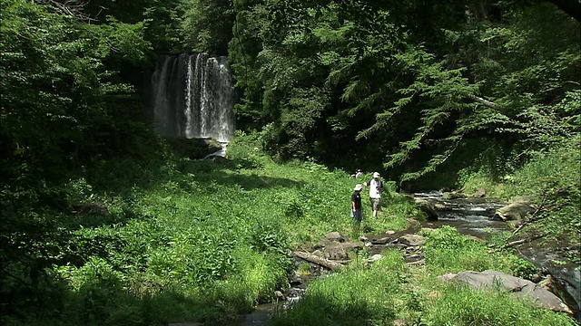 长野县上田县，Karasawa-no-Taki瀑布在徒步旅行者附近的瀑布。视频素材