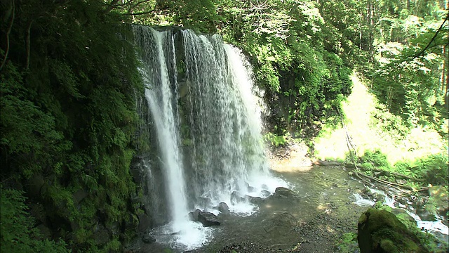 在长野上田，Karasawa-no-taki瀑布流入一条岩石溪流。视频素材