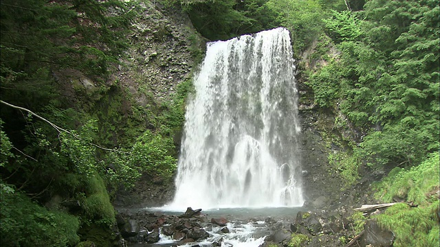 日本禅宗五郎瀑布的水流。视频素材