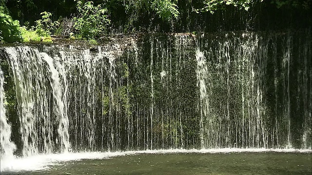 水流入Shira'ito瀑布底部的一个水池。视频素材