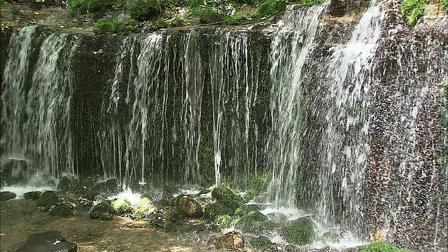 水溅在白井瀑布底部的岩石上。视频素材