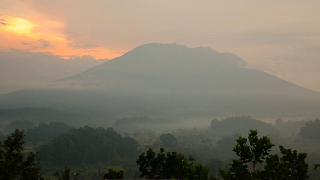 印尼巴厘岛阿贡火山的日出视频素材