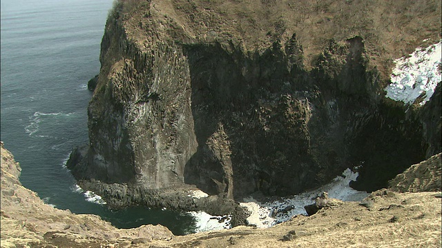 海浪冲进多岩石的海湾。视频素材