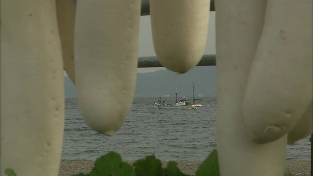 一艘船漂浮在悬空之外的海洋上。视频素材