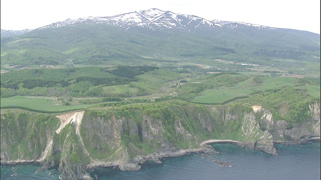 雪山耸立在北海道海岸线后面。视频素材