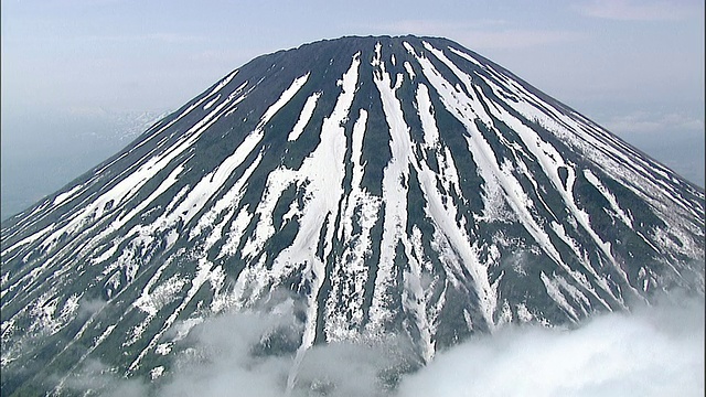 日本北海道，一团云漂浮在白雪覆盖的Yotei山下。视频素材