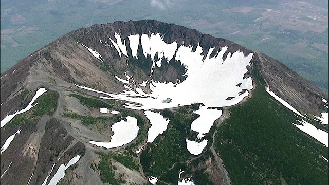 雪覆盖了日本北海道Yotei山山顶的一个火山口。视频素材