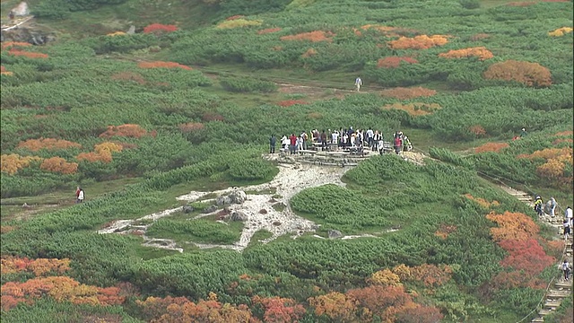 游客们聚集在朝日山。视频素材