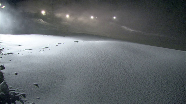 雪从滑雪胜地的造雪机中吹出来。视频素材