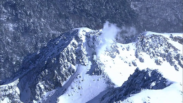 日本北阿尔卑斯山的Yakidake山散发着火山烟雾。空中拍摄视频素材