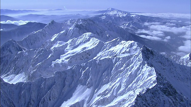 日本的北阿尔卑斯山的山坡和山峰上都覆盖着雪。空中拍摄视频素材