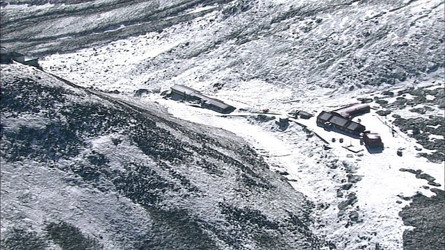 在日本的北阿尔卑斯山，雪包围了一座山间小屋。视频素材