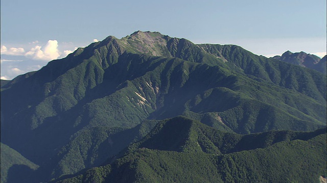 绿色的森林覆盖了日本的南阿尔卑斯山。视频素材