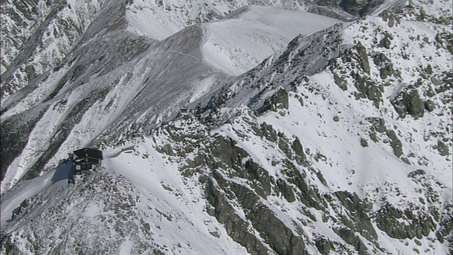 积雪覆盖着起伏不平的陀山山峰。视频素材