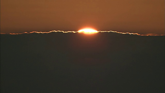 太阳落在地平线上。视频素材