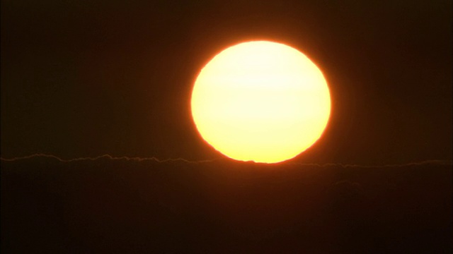 太阳落在地平线上。视频素材