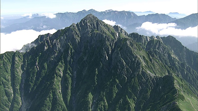 鹤泷山高耸于云线之上。空中拍摄视频素材