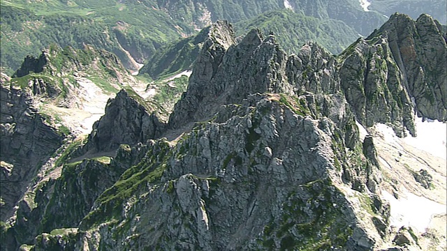 鹤鹿鼎山的岩石山峰高耸于云线之上。空中拍摄视频素材