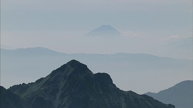 薄雾遮住了鹤泷山后面高耸的富士山。空中拍摄视频素材