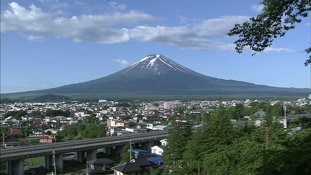 富士山脚下有一座城市。视频素材