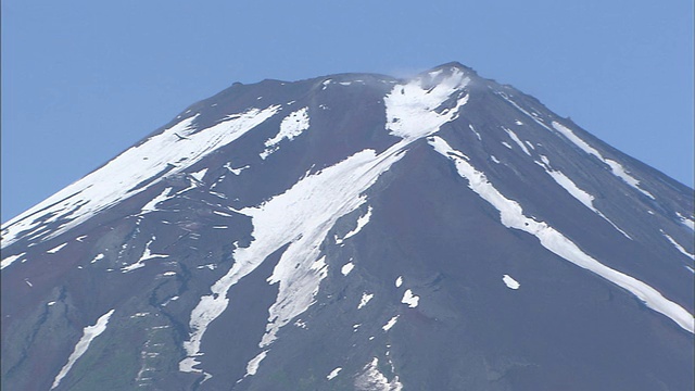 富士山的山坡上覆盖着雪。视频素材