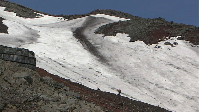 一位登山者在日本富士山的一侧徒步攀登。视频素材