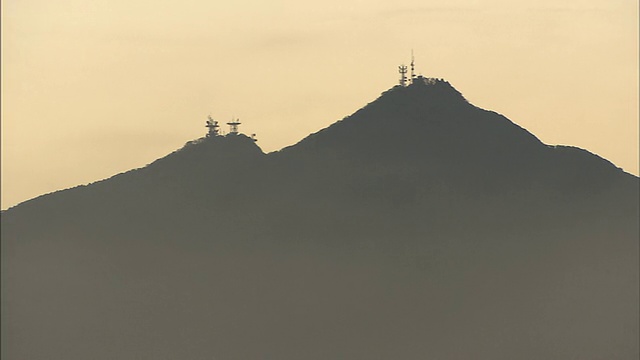 日本筑波山顶上的电视天线。视频素材