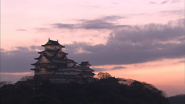 姬路城坐落在日本的一座山上。视频素材