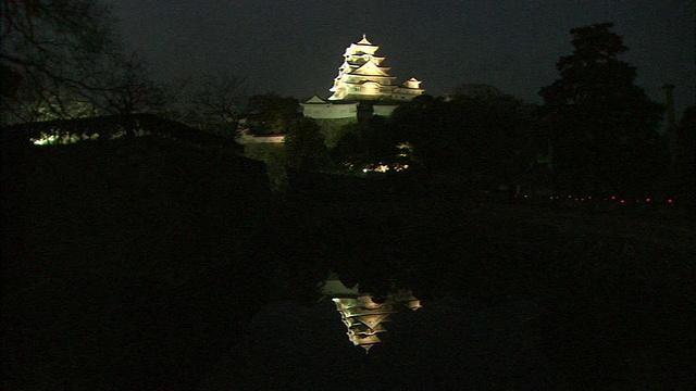 姬路城在夜晚倒映在水中。视频素材