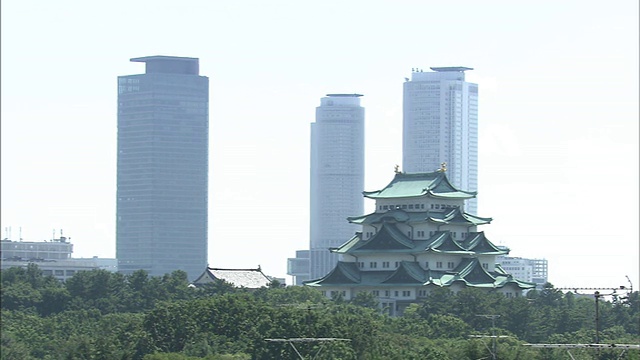 日本名古屋的屋顶上有一个金色的雕像。视频素材