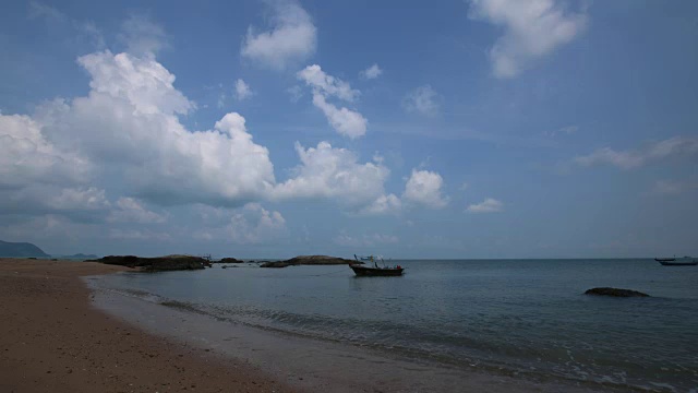 时间流逝美丽的海滩景色与渔船视频下载