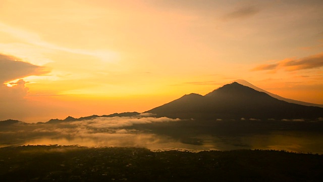 巴图尔湖的日出，阿贡火山和阿邦的背景。巴厘岛视频素材