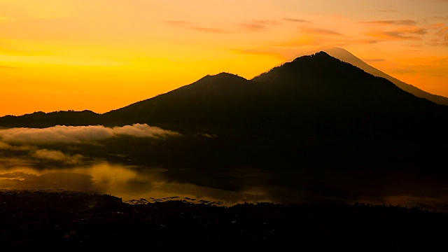 巴图尔湖的日出，阿贡火山和阿邦的背景。巴厘岛视频素材